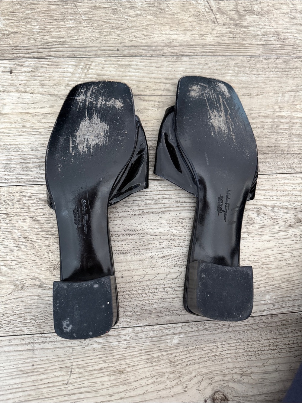 Salvatore Ferragamo Black Patent Leather Slide heels with bow and Gold Logo - Picture 4 of 7